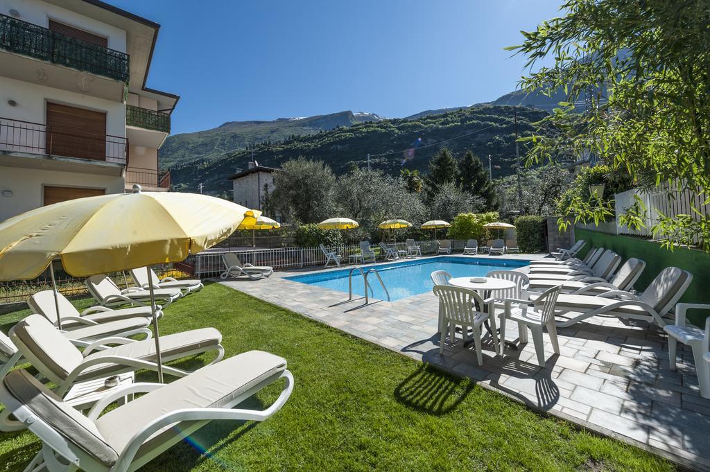 Hotel Garni Ischia Мальчезине Экстерьер фото